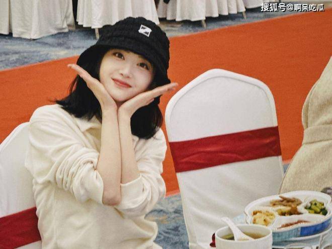 心喊话高中粉丝：好好学习才是正经事龙8囯际景甜“房车课堂”再出圈暖(图3)