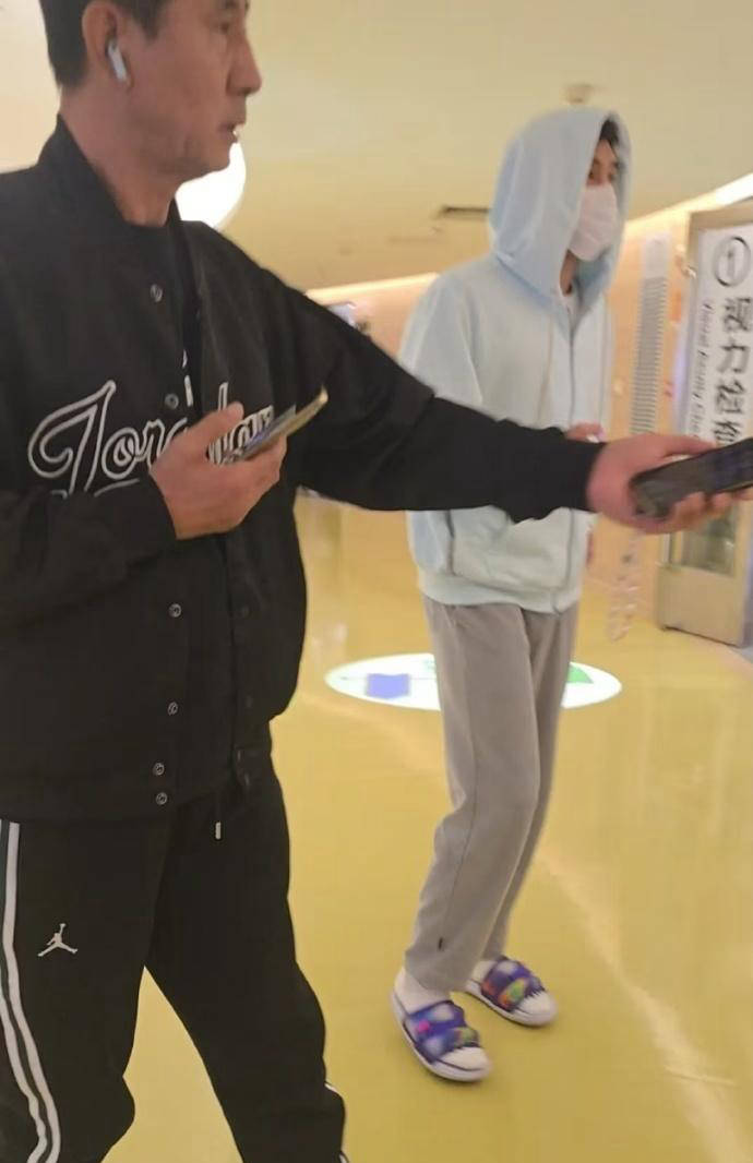 休养情况：已完成视力检查摘除眼罩龙8中国唯一入口郭艾伦眼部受伤(图2)