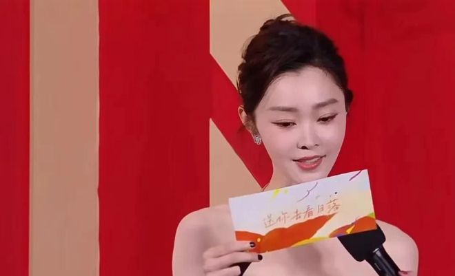 ：黄觉转200块钱被骂曾黎送袜子疑讽刺抠脚龙8long8国际唯一网站微博之夜交换礼物(图4)