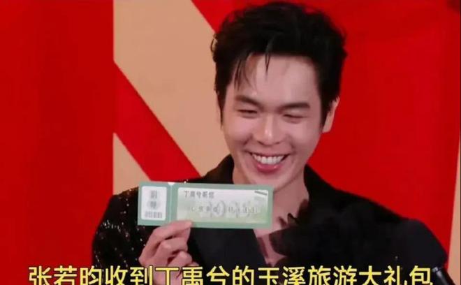 ：黄觉转200块钱被骂曾黎送袜子疑讽刺抠脚龙8long8国际唯一网站微博之夜交换礼物(图11)