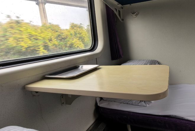 烟火气治愈年轻人：比高铁香为省钱坐绿皮火车结果被沿途(图3)