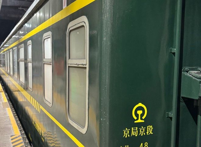烟火气治愈年轻人：比高铁香为省钱坐绿皮火车结果被沿途(图2)